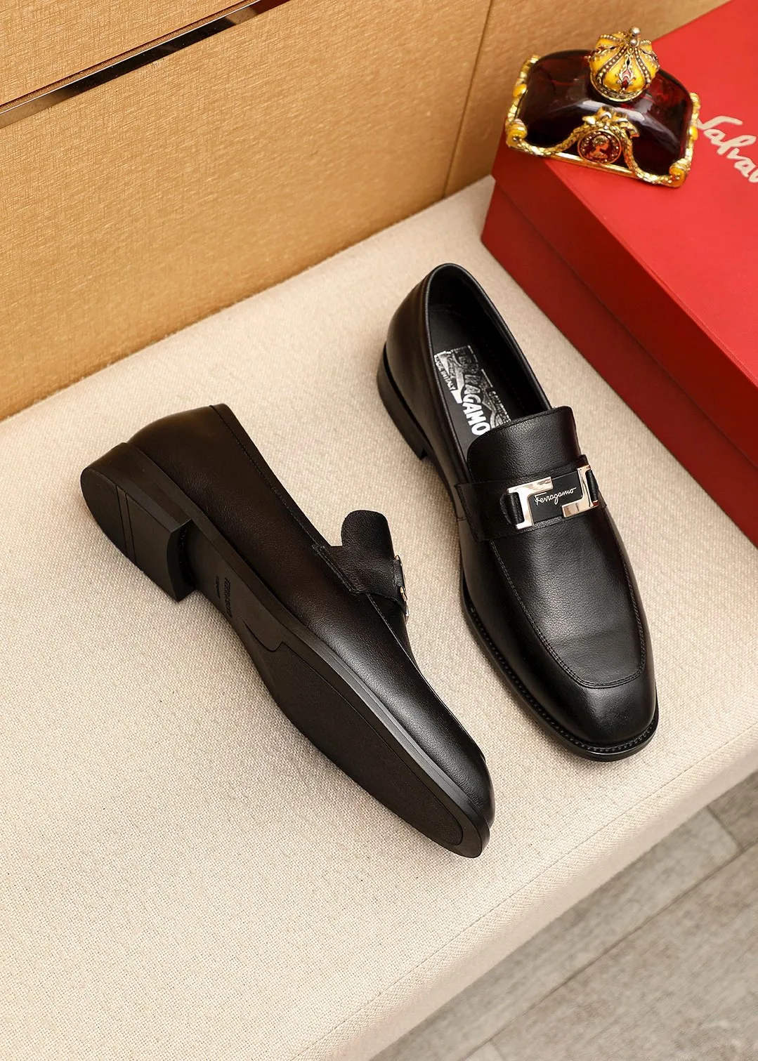 Men's shoes 💰480 💐 Product trademark: Ferragamo "Ferragamo" casual leather shoes Regular size: 38-44 (45.46🉑️customized) Product materials: Selected imported first-layer calfskin upper + luxury hardware buckle, imported water-dyed cow leather lining. Strong three-dimensional visual effect, original rubber outsole Color: 2⃣️colors available